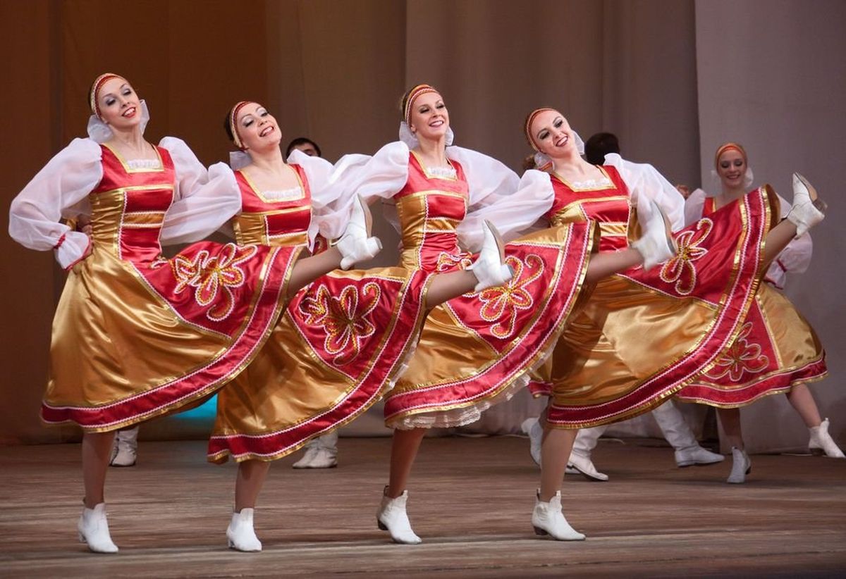 Русский народный танец девушки. Народные танцы. Русский танец. Русские народные пляски. Русские народныетануы.